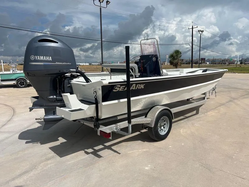 Slide: The Image of SeaArk 2072 FXT DLX CC 2024 - 10