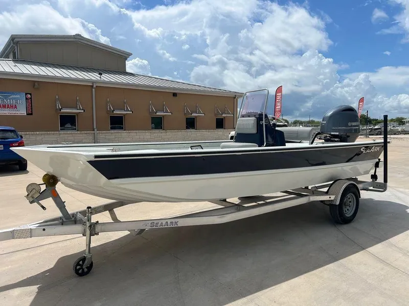 Slide: The Image of SeaArk 2072 FXT DLX CC 2024 - 3