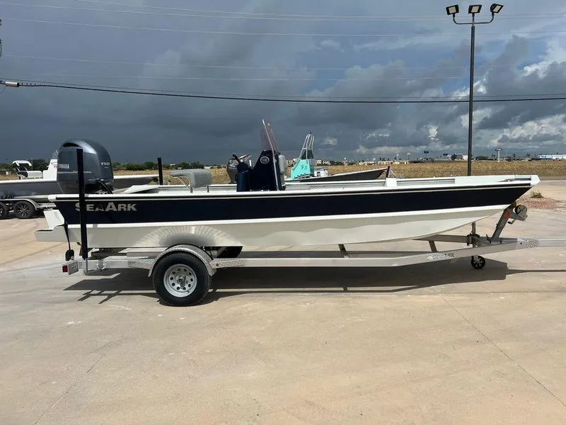 Slide: The Image of SeaArk 2072 FXT DLX CC 2024 - 9