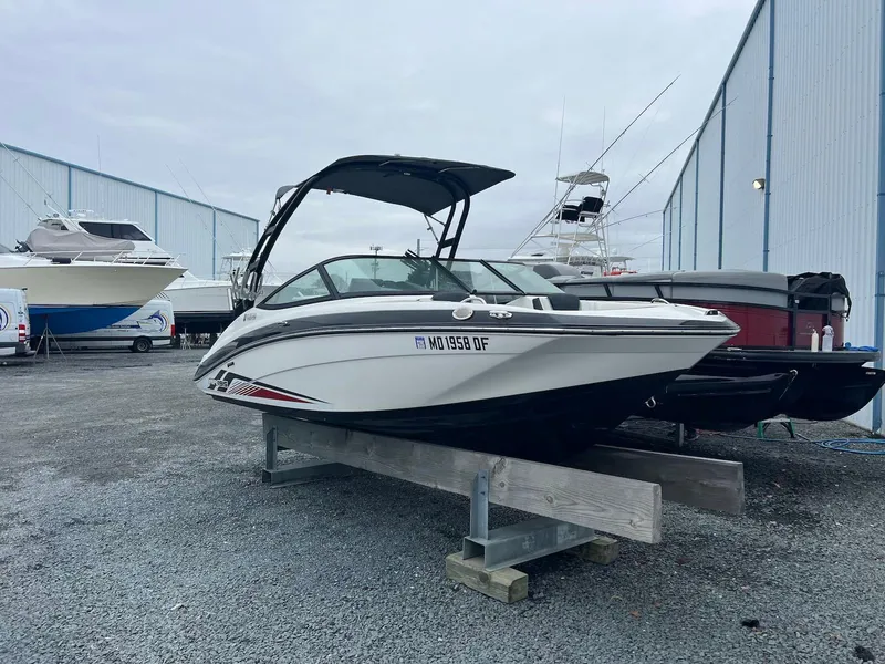 The Image of 2017 Yamaha AR195 boat on display in a marina storage area. - 0