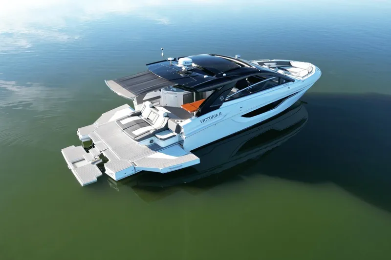 Slide: The Image of Cruisers 42 GLS 2022 - 0