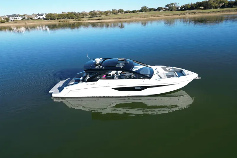 Slide: The Image of Cruisers 42 GLS 2022 - 1