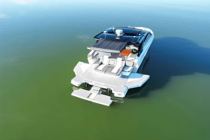 Slide: The Image of Cruisers 42 GLS 2022 - 11