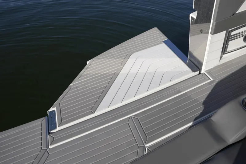 Slide: The Image of Cruisers 42 GLS 2022 - 15