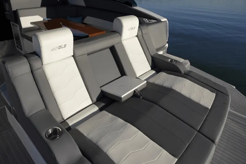 Slide: The Image of Cruisers 42 GLS 2022 - 16