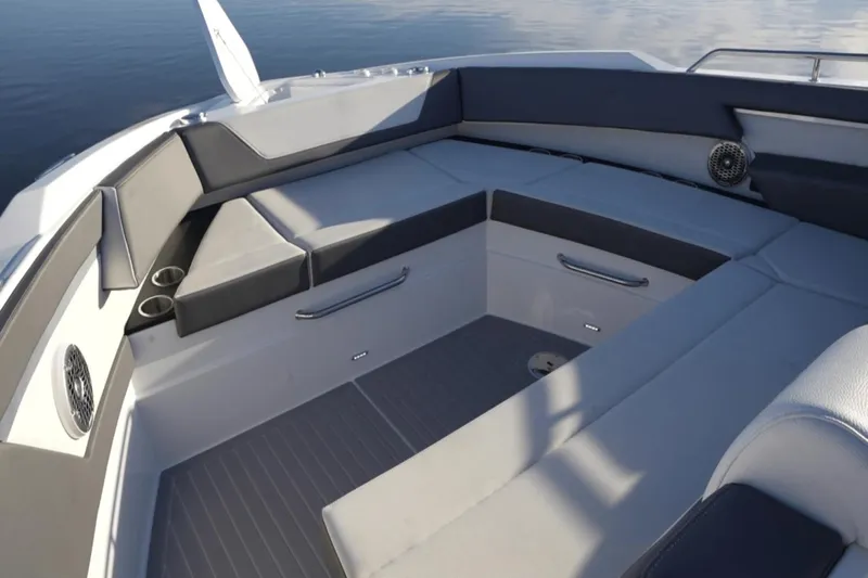 Slide: The Image of Cruisers 42 GLS 2022 - 26