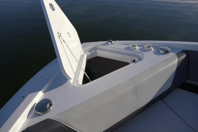 Slide: The Image of Cruisers 42 GLS 2022 - 29