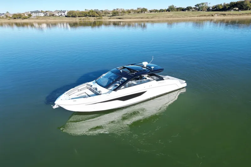 Slide: The Image of Cruisers 42 GLS 2022 - 5