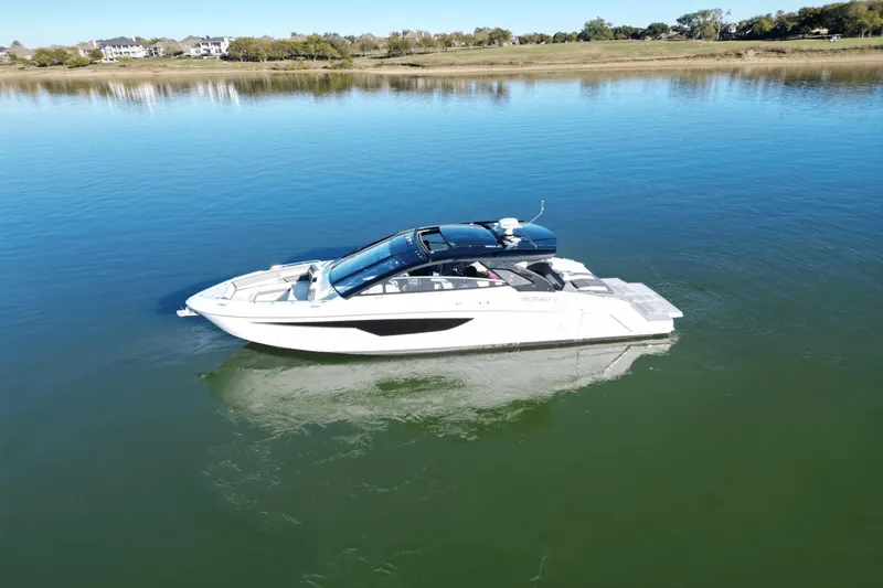 Slide: The Image of Cruisers 42 GLS 2022 - 6