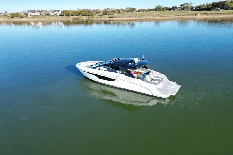 Slide: The Image of Cruisers 42 GLS 2022 - 7