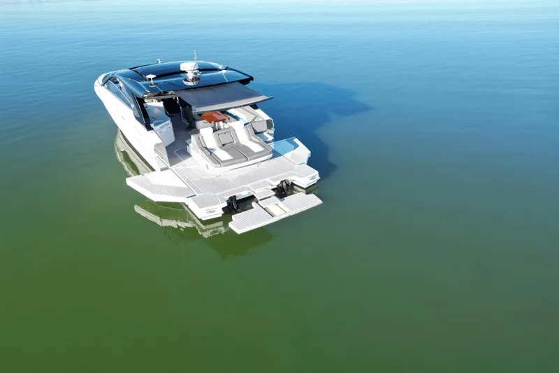Slide: The Image of Cruisers 42 GLS 2022 - 8