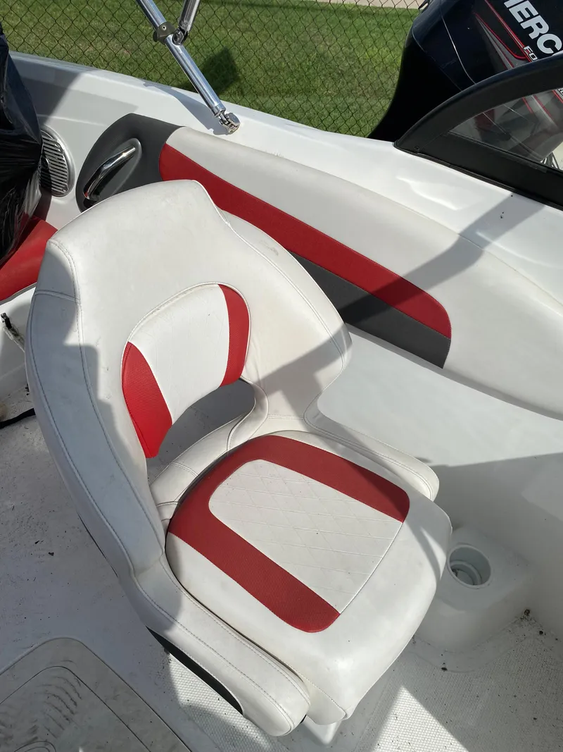 Slide: The Image of 2019 Tahoe 500 TS boat seat with red and white upholstery. - 8