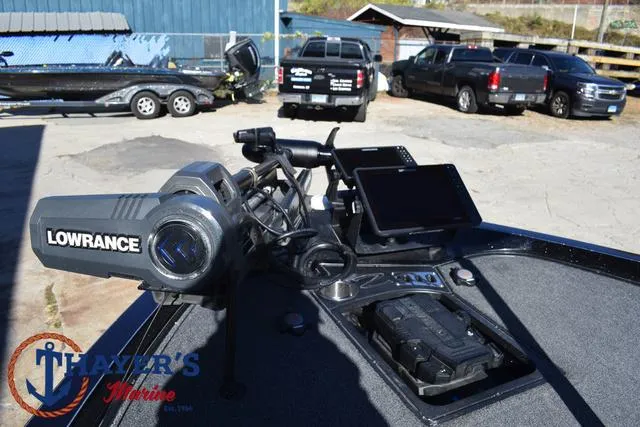 Slide: The Image of 2021 Ranger Z520L boat with Lowrance electronics at Thayer's Marine. - 11