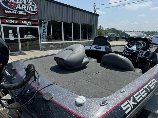 Slide: The Image of 2011 Skeeter ZX 190 boat at Ieda's Marine dealership. - 3