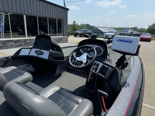 Slide: The Image of 2011 Skeeter ZX 190 boat interior with Lowrance navigation system. - 4