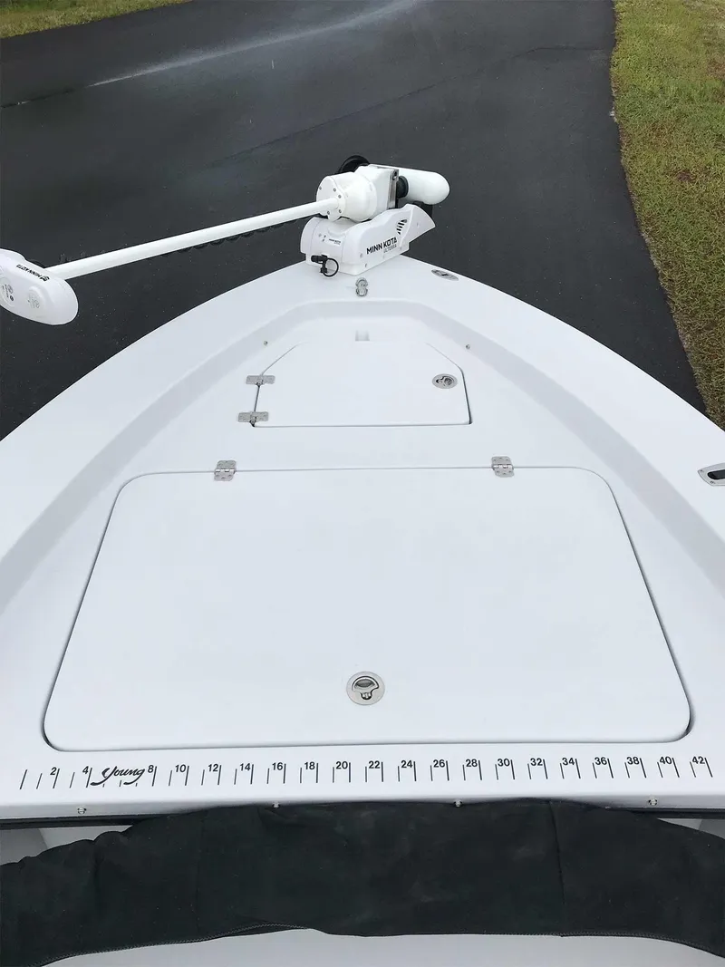 Slide: The Image of 2005 Young Boats Young 20 deck with Minn Kota trolling motor. - 9
