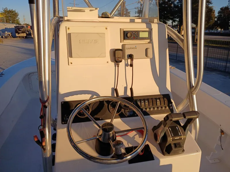 Slide: The Image of Twin Vee 26 Center Console 2006 - 6