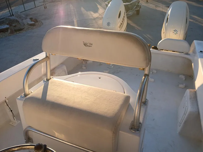 Slide: The Image of Twin Vee 26 Center Console 2006 - 7