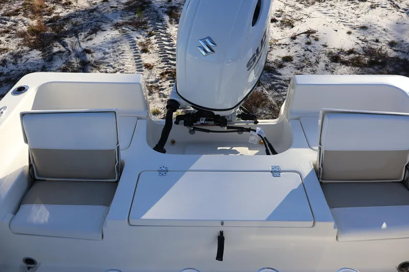 Slide: The Image of Bulls Bay 200 Center Console 2026 - 10