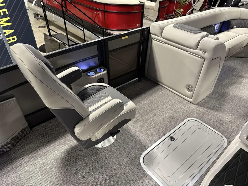 Slide: The Image of 2025 Barletta Lusso L25-UCA interior with luxury seating and modern design. - 11