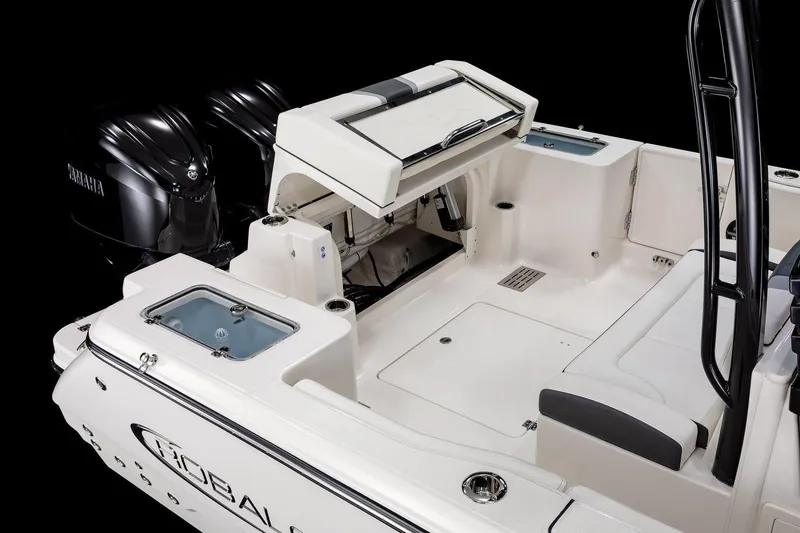 Slide: The Image of Robalo 300 Center Console 2025 - 4