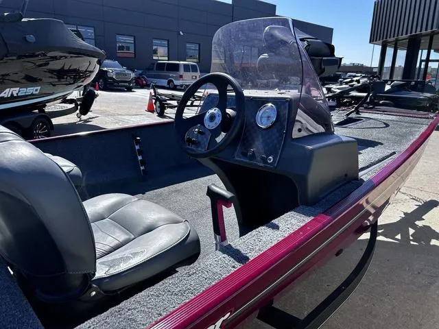 Slide: The Image of 2021 Tracker BASS TRACKER® Classic XL boat in marina, sunny day. - 6