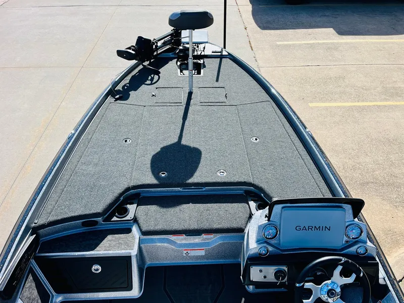 Slide: The Image of 2025 Nitro Z21 XL Pro boat with Garmin navigation system, top view. - 10