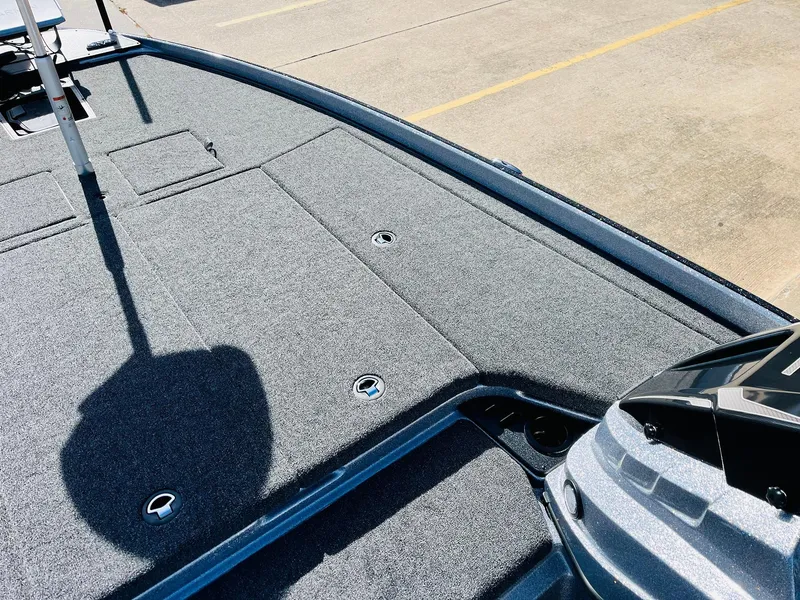 Slide: The Image of 2025 Nitro Z21 XL Pro boat deck with sleek design and modern features. - 28