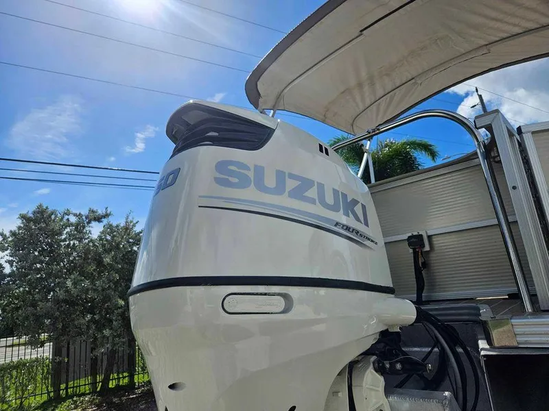 Slide: The Image of Suzuki outboard motor on 2019 Manitou 22 Aurora LE 220VP Tritoon Pontoon. - 11