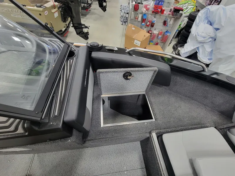 Slide: The Image of Crestliner 1850 Sportfish 2025 - 12