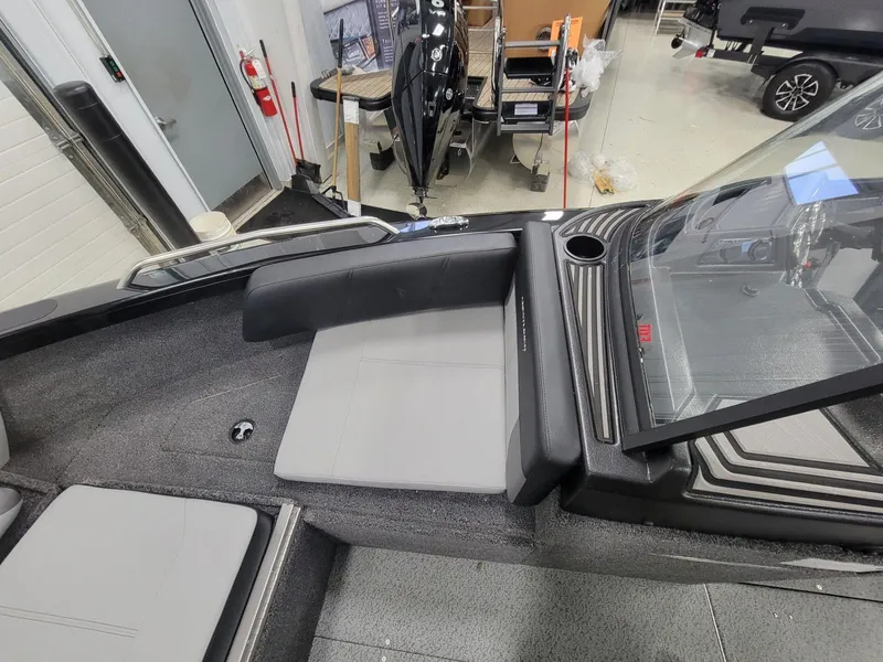 Slide: The Image of Crestliner 1850 Sportfish 2025 - 13