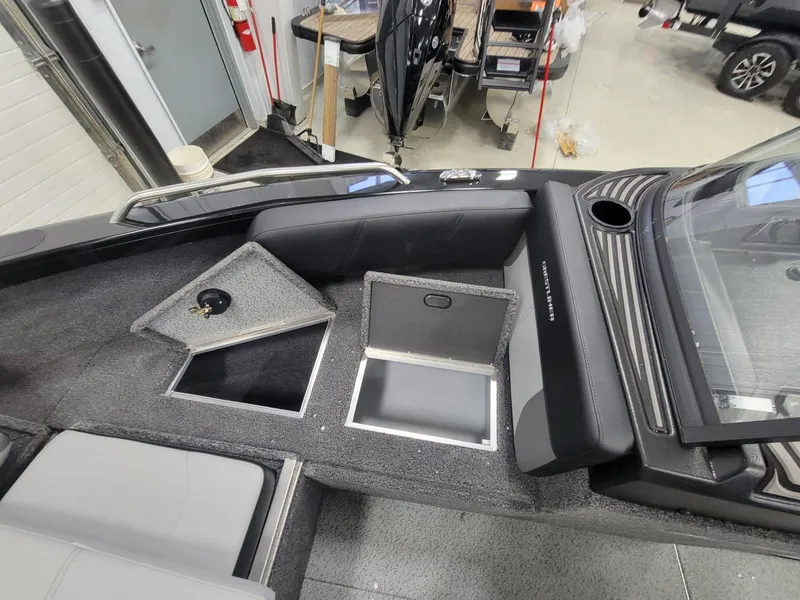 Slide: The Image of Crestliner 1850 Sportfish 2025 - 14