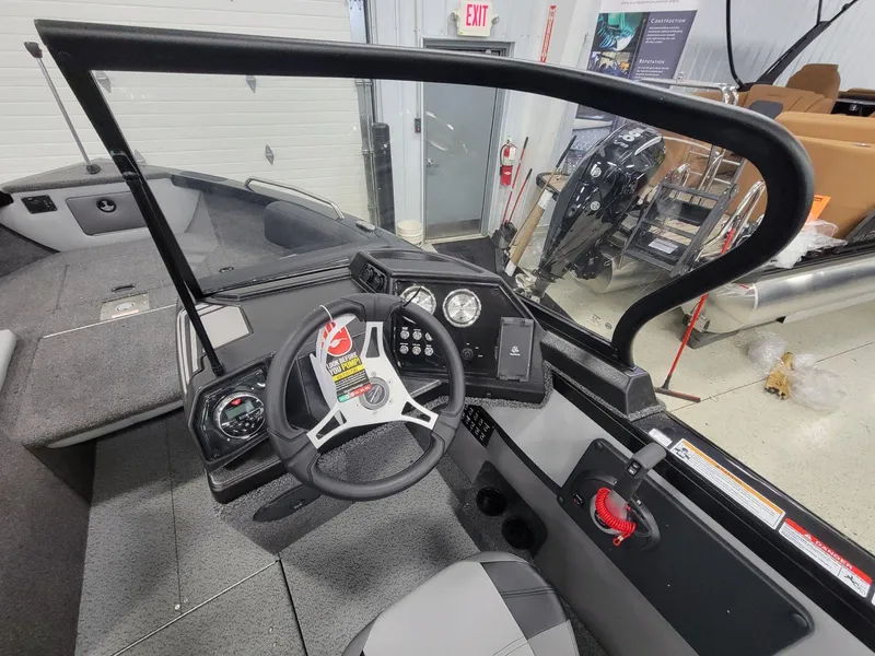 Slide: The Image of Crestliner 1850 Sportfish 2025 - 17