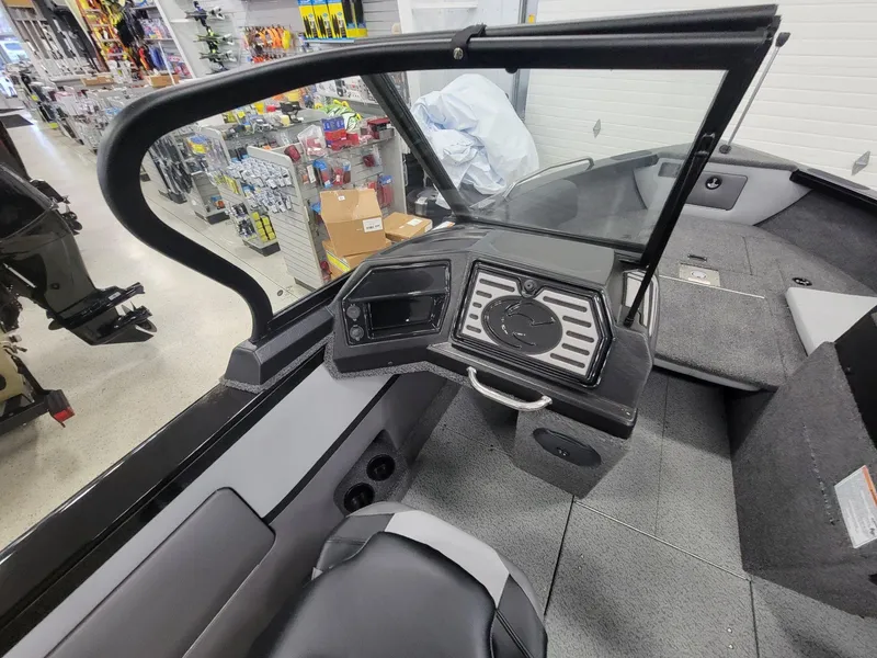 Slide: The Image of Crestliner 1850 Sportfish 2025 - 18