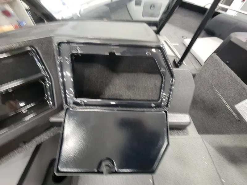 Slide: The Image of Crestliner 1850 Sportfish 2025 - 19