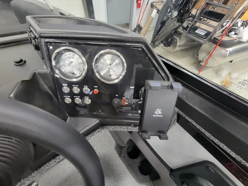 Slide: The Image of Crestliner 1850 Sportfish 2025 - 31