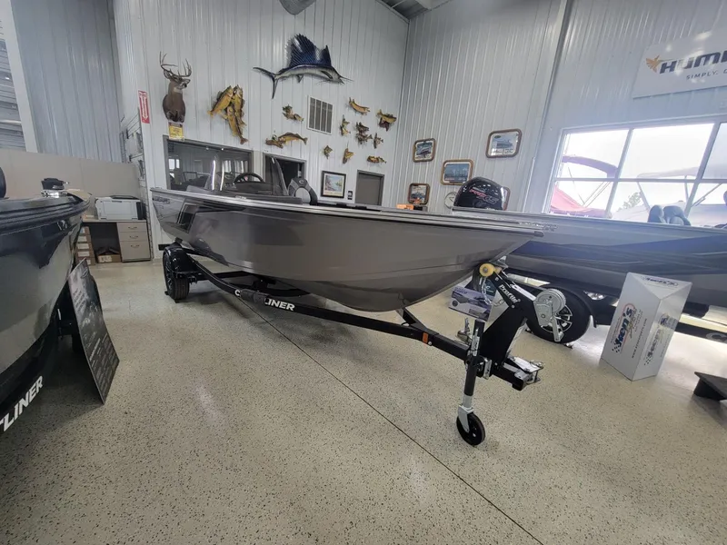 Slide: The Image of Crestliner 1650 HAWK SC 2025 - 4