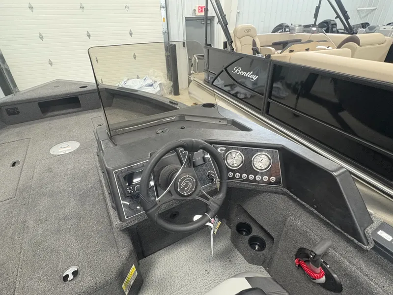 Slide: The Image of Crestliner 1850 Fish Hawk SC 2025 - 11