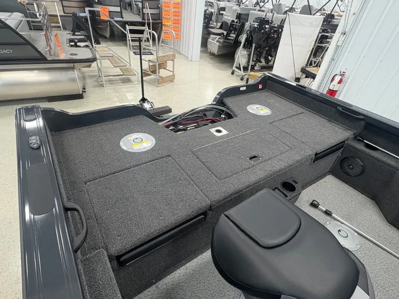 Slide: The Image of Crestliner 1850 Fish Hawk SC 2025 - 13