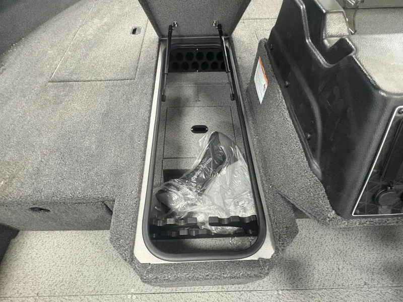 Slide: The Image of Crestliner 1850 Fish Hawk SC 2025 - 14