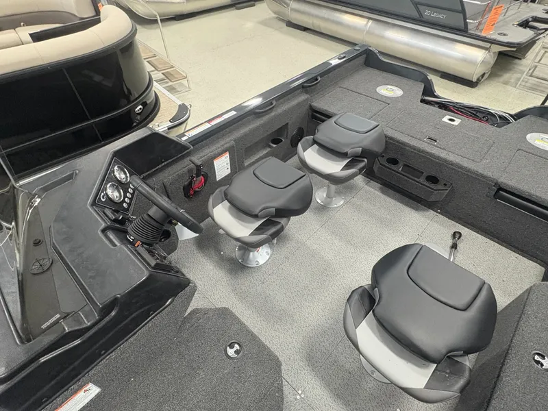 Slide: The Image of Crestliner 1850 Fish Hawk SC 2025 - 19