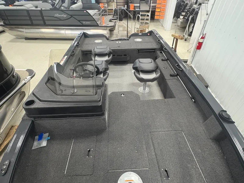 Slide: The Image of Crestliner 1850 Fish Hawk SC 2025 - 9