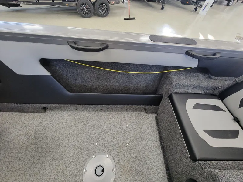 Slide: The Image of Crestliner 1850 Super Hawk 2025 - 23