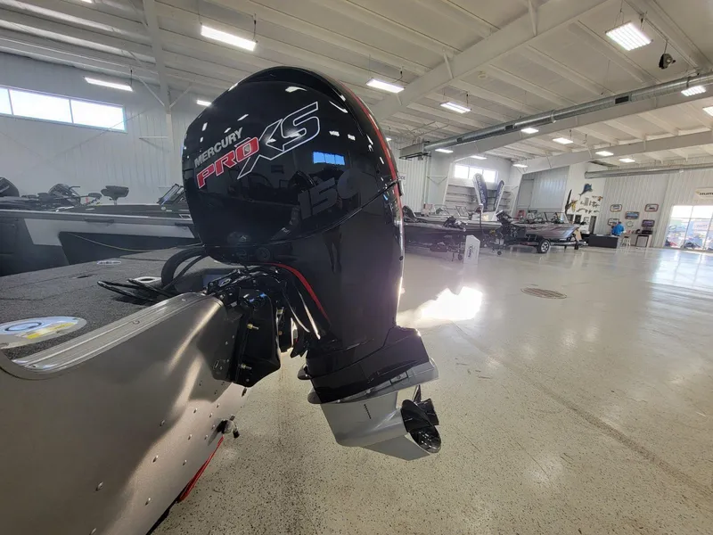 Slide: The Image of Crestliner 1850 Super Hawk 2025 - 6