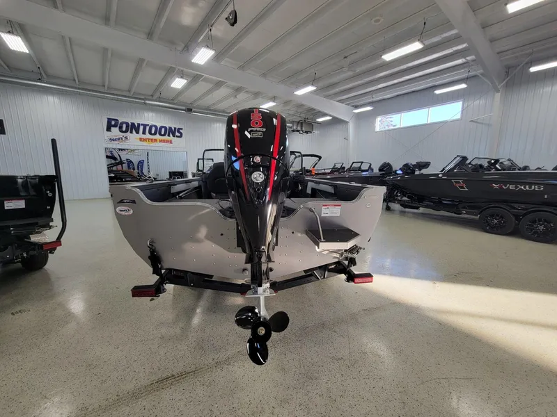 Slide: The Image of Crestliner 1850 Super Hawk 2025 - 7