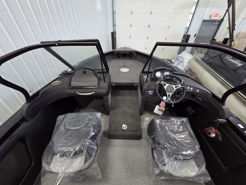 Slide: The Image of Crestliner 1850 Super Hawk 2025 - 11