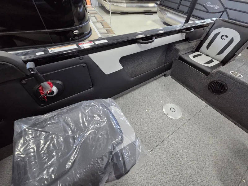 Slide: The Image of Crestliner 1850 Super Hawk 2025 - 17