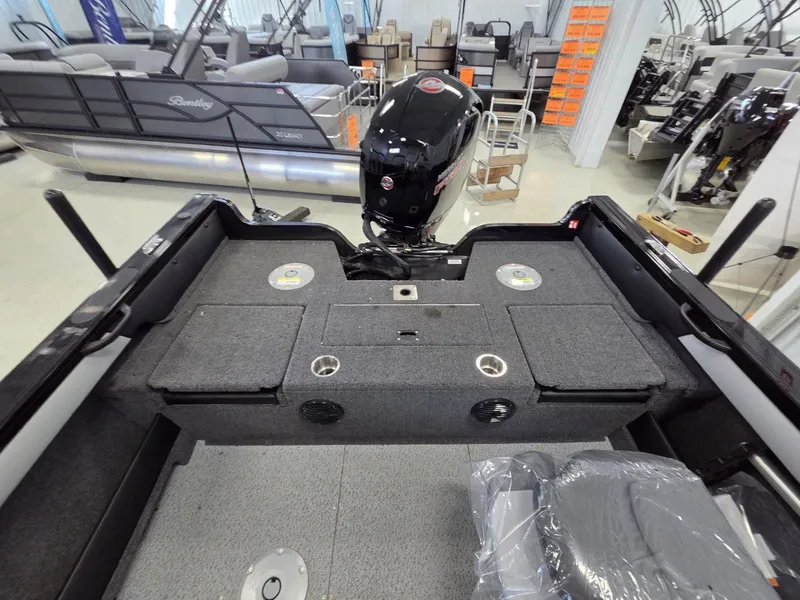 Slide: The Image of Crestliner 1850 Super Hawk 2025 - 19