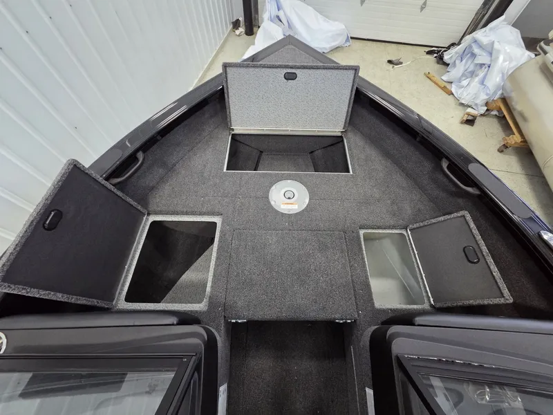 Slide: The Image of Crestliner 1850 Super Hawk 2025 - 8