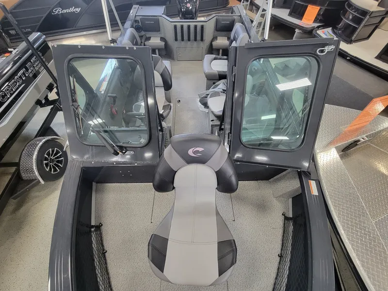 Slide: The Image of Crestliner 1850 Commander 2025 - 10